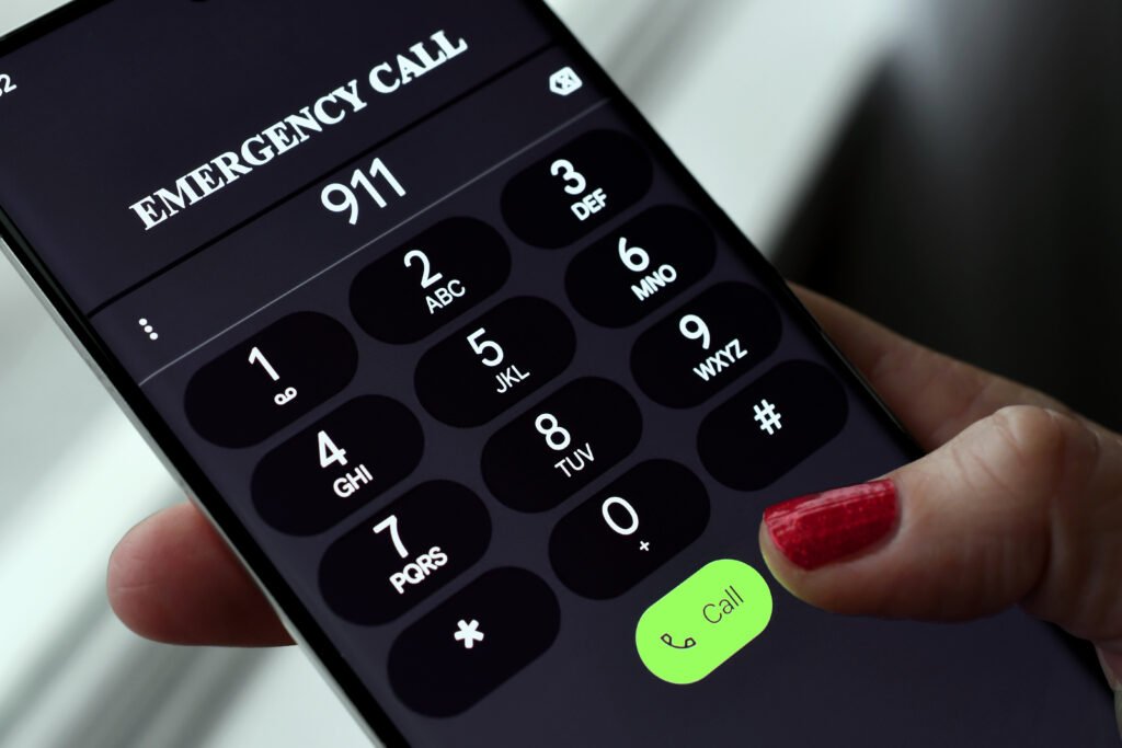 dialing-911-emergency-services-call-on-mobile