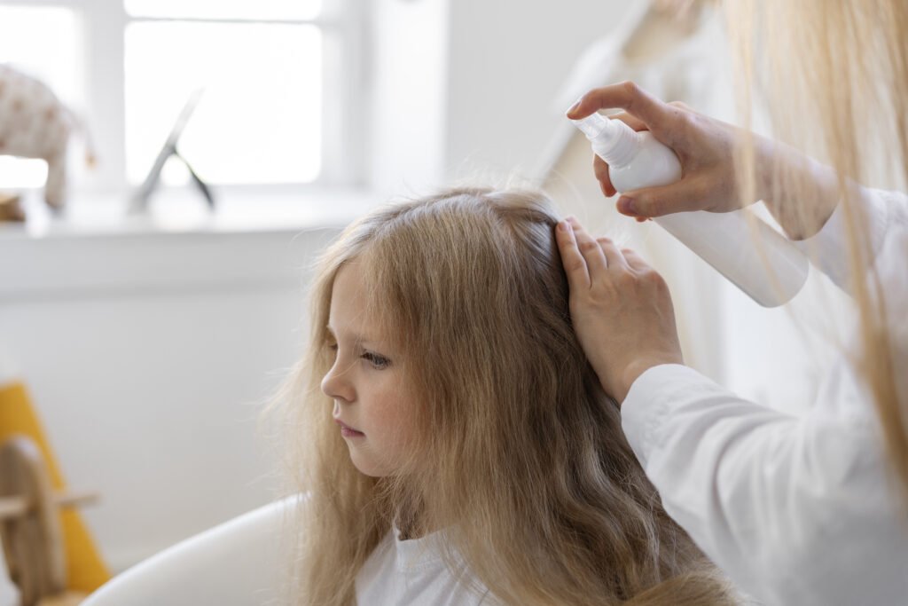 side-view-woman-helping-girl-with-lices